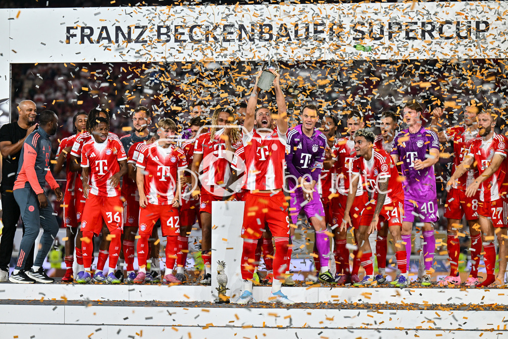 VfB Stuttgart - FC Bayern München | Franz Beckenbauer Supercup Sieger 2025 - FC Bayern München / Siegerfoto / Jubelfoto / Mannschaftsbild / Mannschaftsfoto / Franz-Beckenbauer Supercup: VfB Stuttgart - FC Bayern München; MHP Arena am 16.08.2025 / Harry KANE (FC Bayern Muenchen 9)