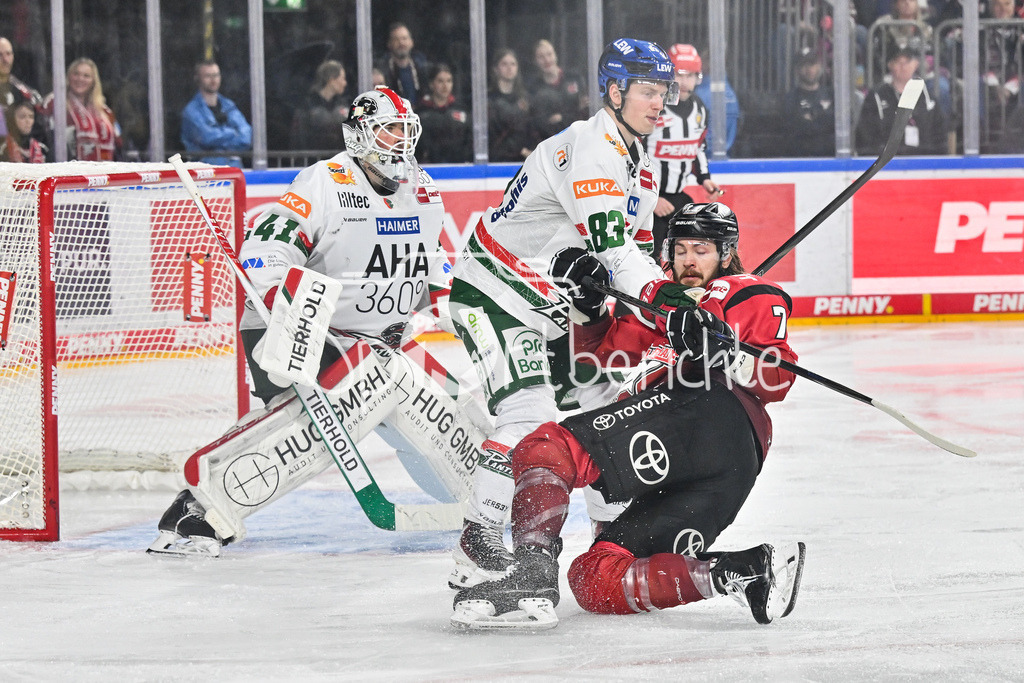Kölner Haie - Augsburger Panther | KÖLN, DEUTSCHLAND - 04. MÄRZ: im Duell Sebastian ZWICKL (Augsburger Panther 83)  und Oliwer KASKI (Kölner Haie 7) während dem Match zwischen den Kölner Haien und den Augsburger Panthern am 48. Spieltag der Penny DEL in der Lanxess Arena