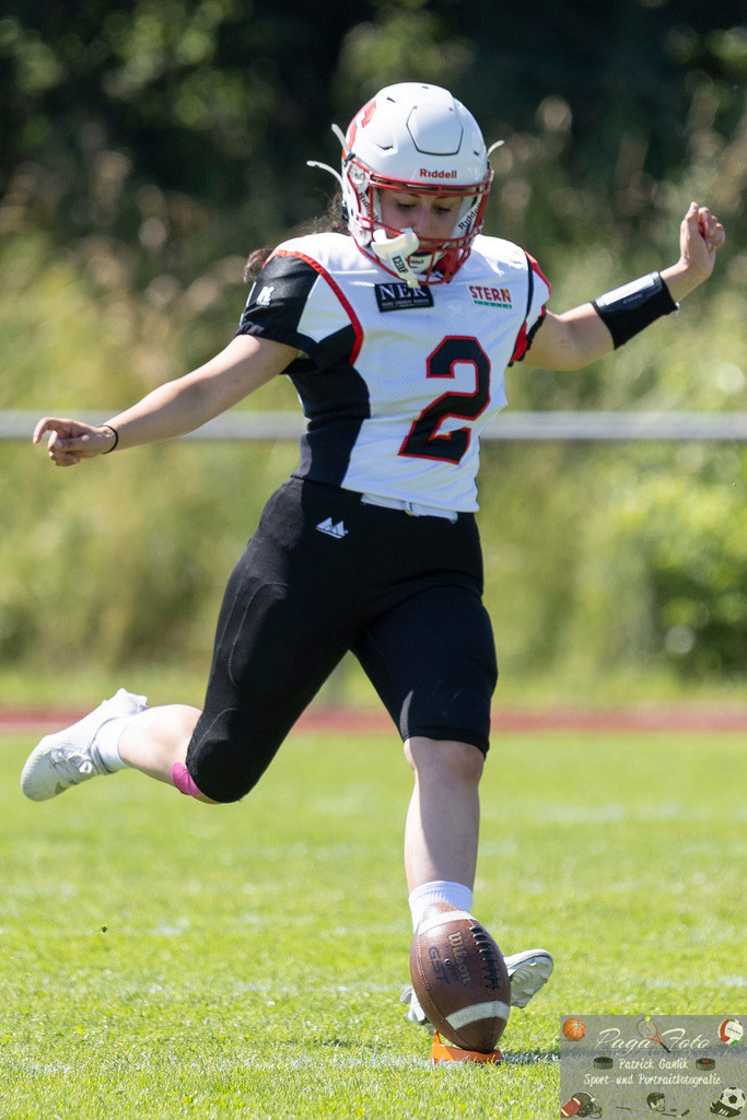 GFLW 1: German Football League Women 1: Rodgau Pioneers Ladies - Stuttgart Scorpions Sisters, 07.06.2026 | Lamis Nada Guerrouchi (Stuttgart Scorpions Sisters #2) kickt den Ball, Freisteller, Portrait / Porträt, Rodgau Pioneers Ladies - Stuttgart Scorpions Sisters, Rodgau, Maingau-Energie-Stadion "Am Weichsee", 7.6.2026 - Realisiert mit Pictrs.com