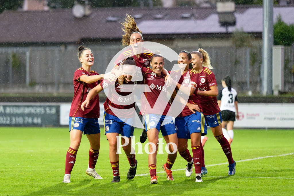 DZ8_7040_c | Switzerland: AXA Womens Super League 2025/26, Servette FC Chenois Feminin vs FC Aarau Frauen - Stade des Trois-Chene, Chene-Bourge: Magdalena Izabela Sobal (11 Servette FC Chenois Feminin) celebrates after scoring her team's second goal with teammates 