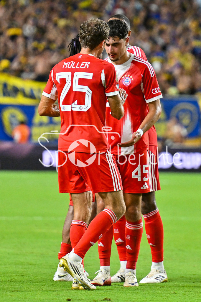 FC Bayern München - Boca Juniors | die Spieler des FC Bayern freuen sich ueber den Sieg gegen die Boca Juniors / FIFA Club World Cup: FC Bayern Muenchen - Boca Juniors, Hard Rock Stadium am 20.06.2025 / NOT FOR SALE IN USA / Thomas MUELLER (FC Bayern Muenchen 25), Aleksandar PAVLOVIC (FC Bayern Muenchen 45)