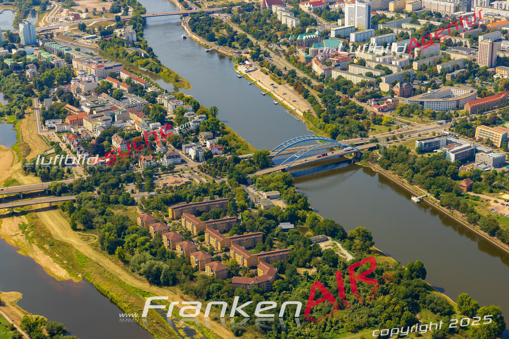 Klassische Luftaufnahme ohne Drohne zeigt:Marktgrafenstraße bei Magdeburg - Die Luftbildaufnahme wurde 2025 vom UL-Flugzeug heraus erstellt ( keine Drohnenaufnahme ) - Hochauflösende Luftaufnahme -Nicht vergleichbar mit Google Maps oder Satelittenbilder- Die Geschenkidee !Mit Lizenz und Bildrechte bestellbar
