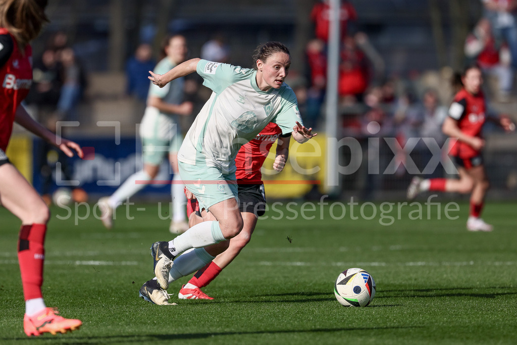 Fussball, Google Pixel Frauen-Bundesliga, Bayer 04 Leverkusen - SV Werder Bremen | v.li.: Verena Wieder (SV Werder Bremen, 31) am Ball, Einzelbild, Ganzkörper, Aktion, Action, Spielszene, DIE DFB-RICHTLINIEN UNTERSAGEN JEGLICHE NUTZUNG VON FOTOS ALS SEQUENZBILDER UND/ODER VIDEOÄHNLICHE FOTOSTRECKEN. DFB REGULATIONS PROHIBIT ANY USE OF PHOTOGRAPHS AS IMAGE SEQUENCES AND/OR QUASI-VIDEO.