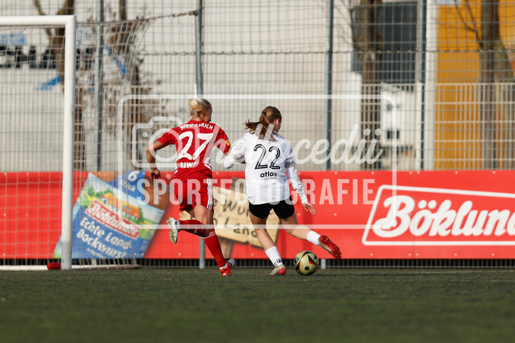 Fußball I Frauen I Saison 2025-2026 I Testspiel I FSV Gütersloh - SpVg Aurich-34 | Aylin Rewohl (27, SpVg Aurich) Anna Stockmann (22, FSV Gütersloh) - Realisiert mit Pictrs.com