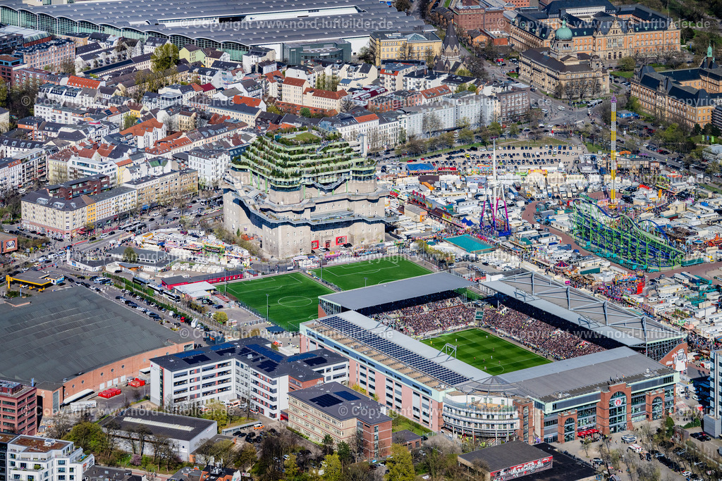 Hamburg_Millerntor_Stadion_St_Pauli_Gegen_Mönchengladbach_Bunker_Heiligengeistfeld_ELS_2871060525 | HAMBURG 06.04.2025 Sportstätten-Gelände der Arena des Stadion " Millerntor-Stadion " am Harald-Stender-Platz im Ortsteil Sankt Pauli in Hamburg, Deutschland. Weiterführende Informationen bei: Fußball-Club St. Pauli v. 1910 e.V.,  Professor Pfeifer und Partner Ingenieurbüro für Tragwerksplanung GmbH,  SHA Scheffler Helbich Architekten GmbH. // Sports facility grounds of the arena of the stadium "Millerntor- Stadion" in am Heiligengeistfeld in the St. Pauli district in Hamburg, Germany. Further information at: Fussball-Club St. Pauli v. 1910 e.V.,  Professor Pfeifer und Partner Ingenieurbuero fuer Tragwerksplanung GmbH,  SHA Scheffler Helbich Architekten GmbH. Foto: Martin Elsen