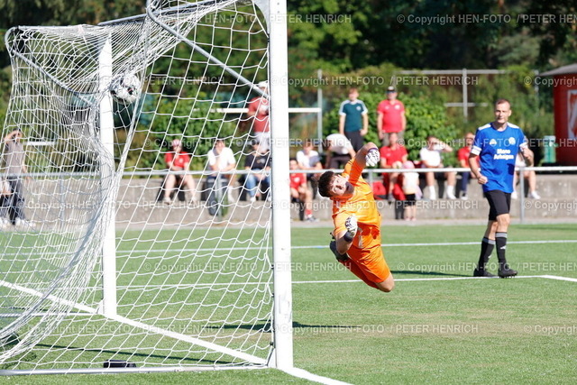 20250817-1057-fuba-rwda3-fcada3-HEN-FOTO | 17.08.2025 Fussball Saison 2025 2026 Kreisliga D Darmstadt SKG Rot-Weiß Darmstadt III - FCA Darmstadt III v. li. Torwart Parade Tom HELLER (1 Darmstadt) (Foto: Peter Henrich) - Realisiert mit Pictrs.com