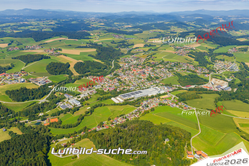 Luftaufnahme der Stadt Röhrnbach - Die Luftaufnahme wurde 2025 vom UL-Flugzeug heraus erstellt ( keine Drohne ) - Hochauflösende Luftaufnahme - für professionelle Ausdrucke geeignet. Die Geschenkidee !Mit Lizenz und Bildrechte bestellbar