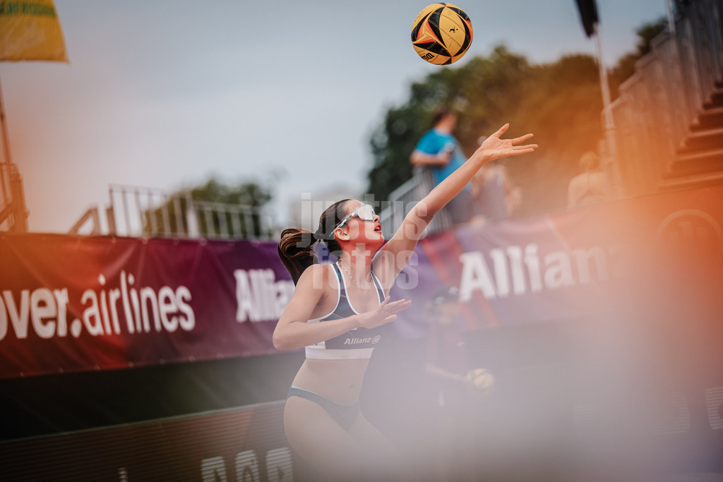 Beachvolleyball | Frauen | Allianz German Beach Tour 2025 | Tourstop München | 03.07.2025 | Rika Dieckmann beim Aufschlag
