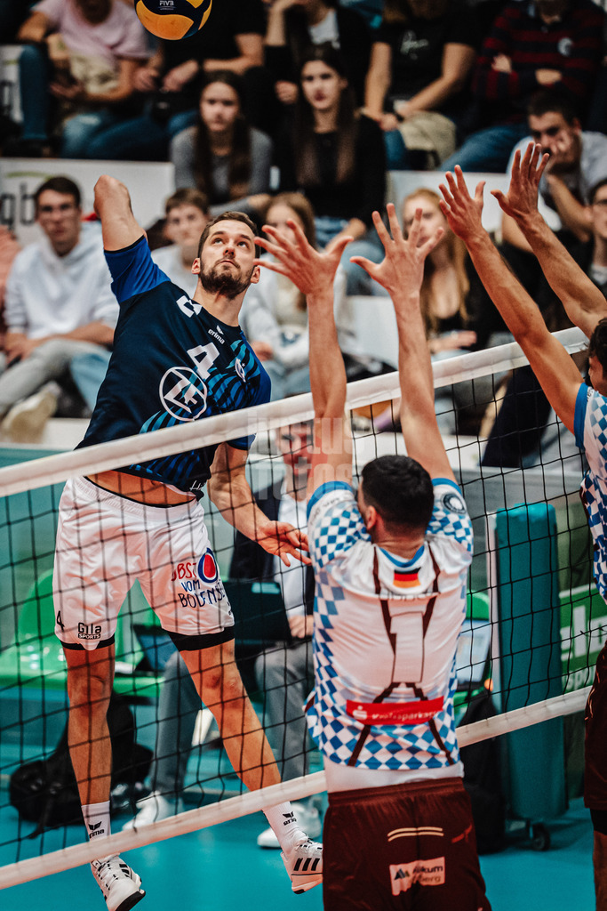 Volleyball | Herren | Saison 2025/2026 | Volleyball Ligacup | VfB Friedrichshafen vs. WWK Volleys Herrsching | 12.10.2024 | Tim Peter (#4, VfB Friedrichshafen) beim Angriff