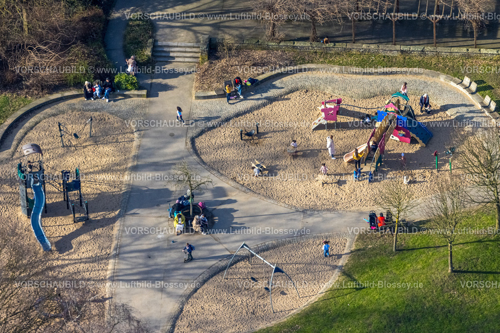 Bottrop250202772Mitte | Luftbild, Ehrenpark Spielplatz am Ehrenplatz, spielende Kinder und ihre Eltern, Altstadt, Bottrop, Ruhrgebiet, Nordrhein-Westfalen, Deutschland