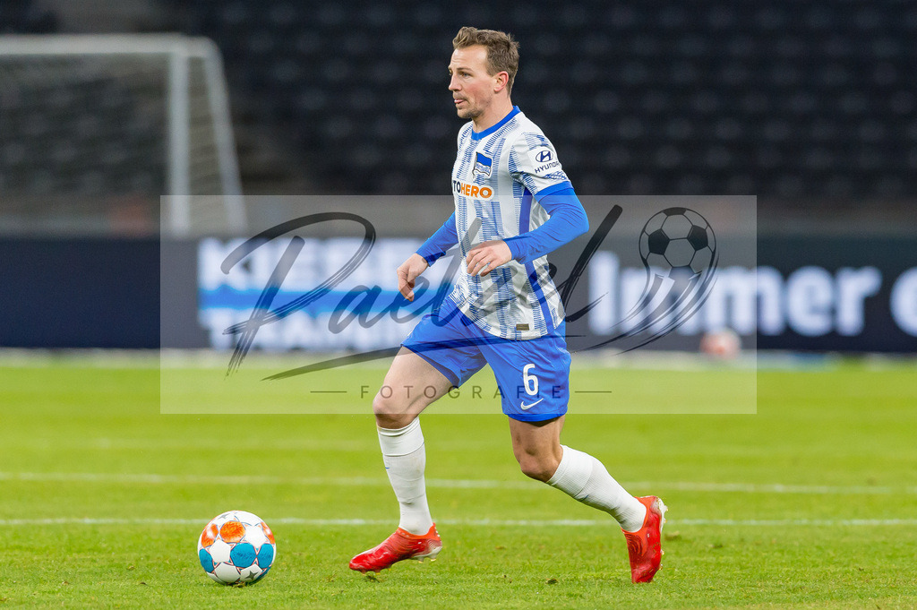HERBOC20220204_218 | Fussball, Herren: Vladimir Darida (Hertha BSC) in Aktion, am Ball, Einzelaktion bei dem Spiel der 1. Bundesliga zwischen Hertha BSC und VfL Bochum im Olypiastadion am 04.02.2022 in Berlin, Deutschland.DFB / DFL REGULATIONS PROHIBIT ANY USE OF PHOTOGRAPHS AS IMAGE SEQUENCES AND/OR QUASI-VIDEO. - Realisiert mit Pictrs.com