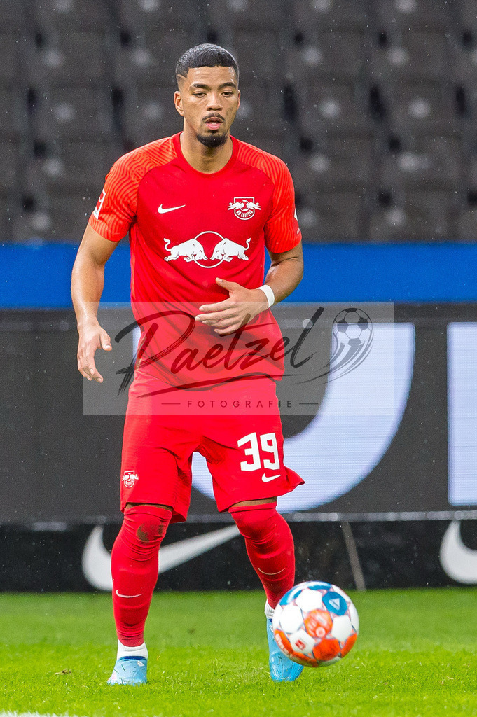 BSCRBL20220220_189 | Fussball, Herren: Benjamin Henrichs (RB Leipzig) in Aktion, am Ball, Einzelaktion bei dem Spiel der 1. Bundesliga zwischen Hertha BSC und RB Leipzig im Olypiastadion am 20.02.2022 in Berlin, Deutschland.DFB / DFL REGULATIONS PROHIBIT ANY USE OF PHOTOGRAPHS AS IMAGE SEQUENCES AND/OR QUASI-VIDEO. - Realisiert mit Pictrs.com