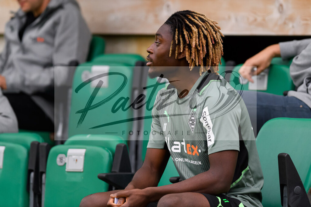 TRABMG20210719_045 | Fussball, Herren: Kouadio Manu Kone (Borussia Moenchengladbach) schaut beim Training von Borussia Moenchengladbach waehrend des Trainingslagers auf dem Trainingsplatz am Hotel Klosterpforte am 19.07.2021 in Harsewinkel, Deutschland. - Realisiert mit Pictrs.com