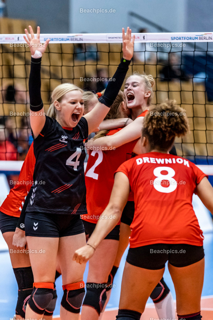 2022-00063439-Testspiel-Deutschland-Brasilien | Jubel Deutschland, Anna POGANY #4 (Libera) GER, 17.09.2022; Berlin Foto: Gerold Rebsch - www.beachpics.de
