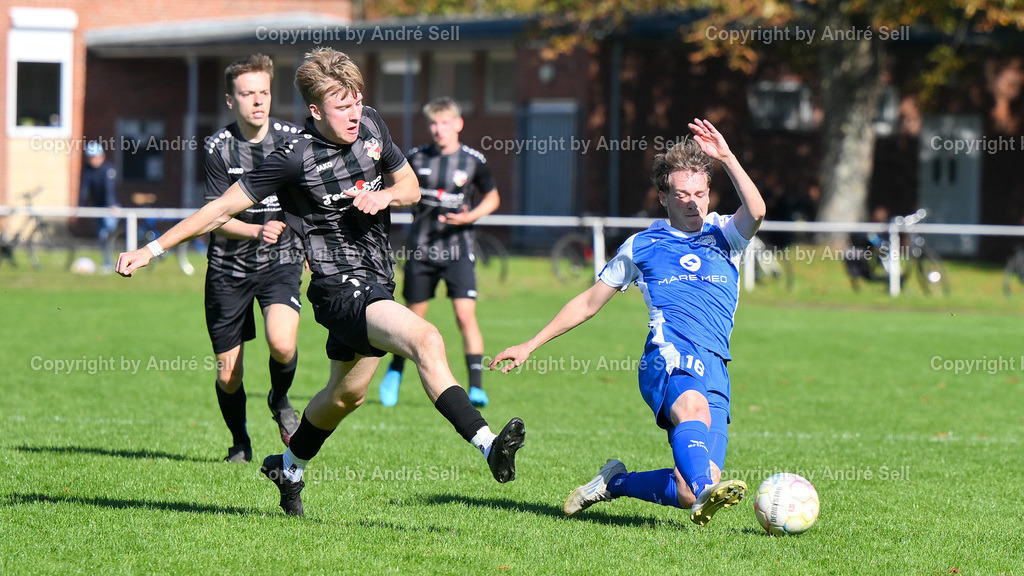 Kieler MTV vs TSV Bordesholm | Janne Rudolph (KMTV #9) vs Jannik Drews (Bordesholm #16) / Fußball-Verbandsliga Ost Männer 2025/2026 / Kieler MTV vs TSV Bordesholm / Professor-Peters-Platz / Kiel / 28.09.25 - Realisiert mit Pictrs.com