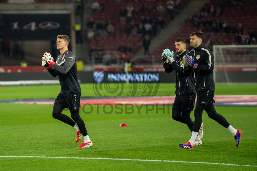 VfB Stuttgart vs. RB Leipzig, Fussball, 1. Bundesliga, 26. Spieltag, 15.03.2026 | Alexander Nuebel (VfB Stuttgart, #33) mit Fabian Bredlow (VfB Stuttgart, #01) und Stefan Drljaca (VfB Stuttgart, #21),VfB Stuttgart vs. RB Leipzig, Fussball, 1. Bundesliga, 26. Spieltag, 15.03.2026Foto: photosbyphips/Philip Ziegler