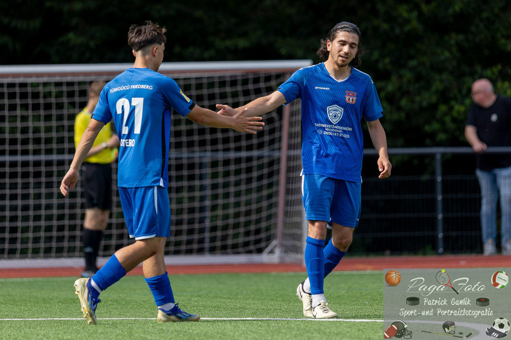 Testspiel: Spvgg. 03 Fechenheim - Türk Gücü Friedberg, 13.07.2024 | Fabrice Otero Matthaei (Türk Gücü Friedberg #21) &amp; Abdul Baki Özisli (Türk Gücü Friedberg #30) klatschen nach einem Treffer ab, Spvgg. 03 Fechenheim - Türk Gücü Friedberg, Frankfurt am Main, Sportanlage Birsteiner Straße, 13.7.2024 - Realisiert mit Pictrs.com