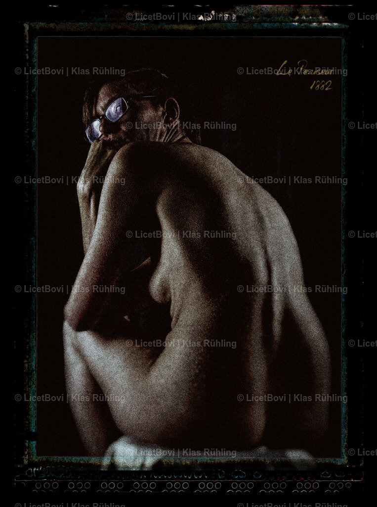 Le Penseur | Edited digital photographFrom the series ‘Museum pieces’, retelling of the "Thinker" by Rodin, 2025with BlodysnoopyRecommended material: Acrylic Glass - Realisiert mit Pictrs.com