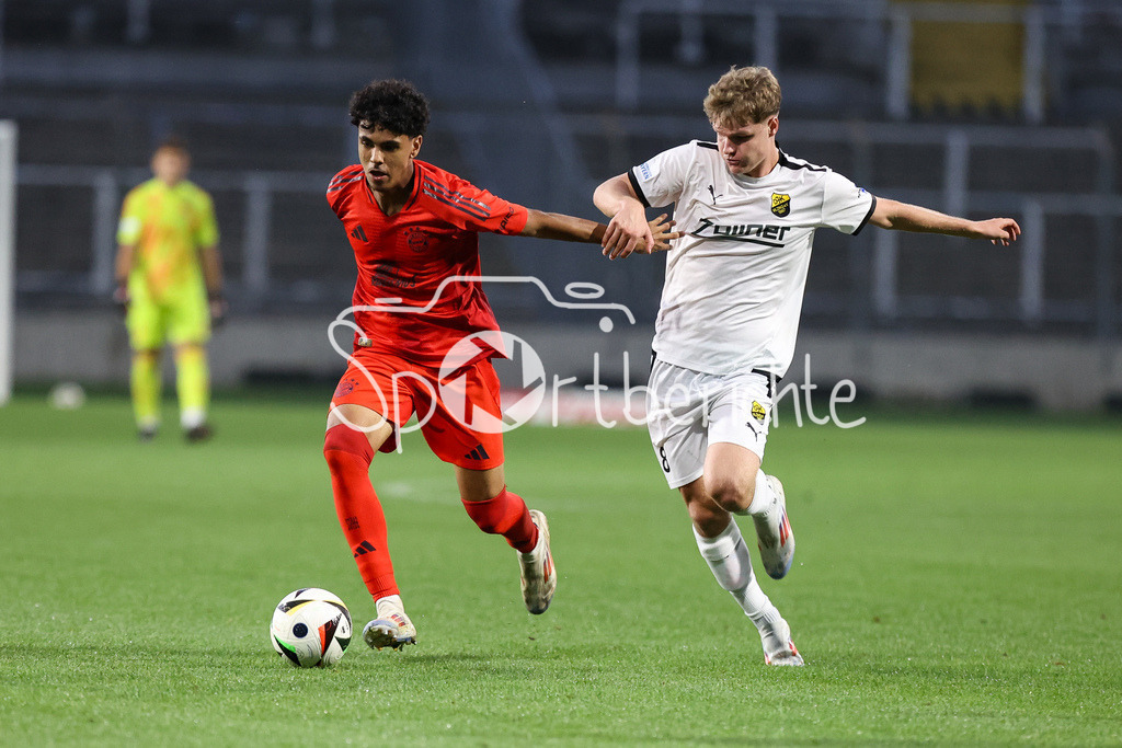 FC Bayern Amateure - DjK Vilzing | im Duell Adam AZNOU BEN CHEIKH (FC Bayern München II #2) und Simon SEDLACZEK (DJK Vilzing #8) / Zweikampf / Regionalliga Bayern: FC Bayern München II - DjK Vilzing, Grünwalder Stadion am 30.08.2024
