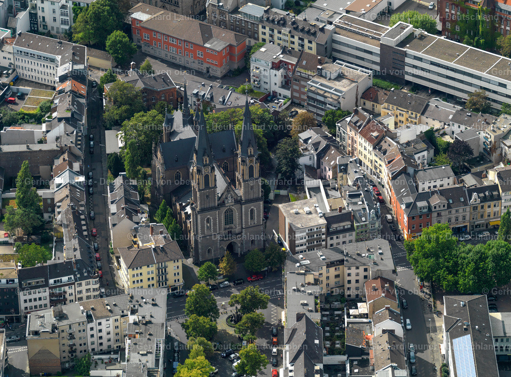 3196162 | Die Stiftskirche ist eine römisch-katholische Pfarrkirche in Bonn, die den Namen St. Johann Baptist und Petrus trägt, lokal auch Kuhle Dom genannt, und von 1879 bis 1886 erbaut wurde