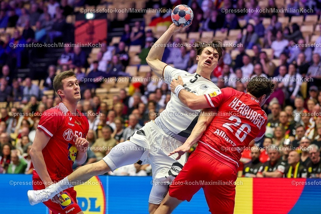 EHF15012602082 | 15.01.2026, Handball, Men's EHF EURO 2026, Deutschland - Östereich, Jyske Bank Boxen in Herning, Dänemark, Preliminary Round:  Miro Schluroff (Germany #05) im Zweikampf gegen   Mykola Bilyk (Austria #53)  Lukas Herburger (Austria #26) 