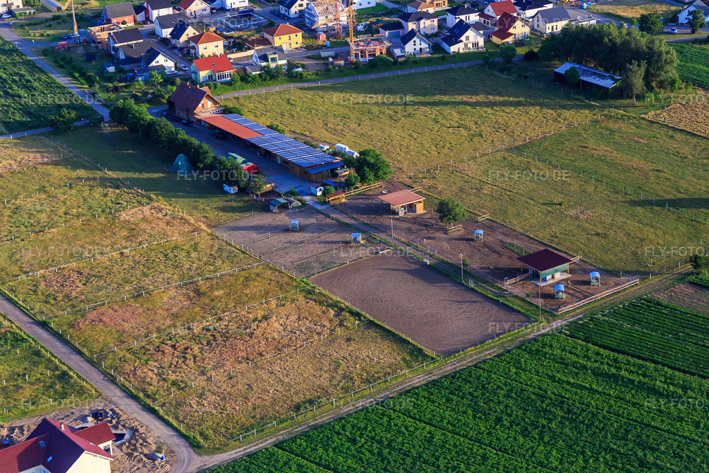 Luftbild: Stall Schmitt in Hatzenbühl im Bundesland Rheinland-Pfalz in Deutschland. Foto: IMG_080875.jpg vom 13.06.2015 durch Werner Riehm/FLY-FOTO.dewww.stall-schmitt.de