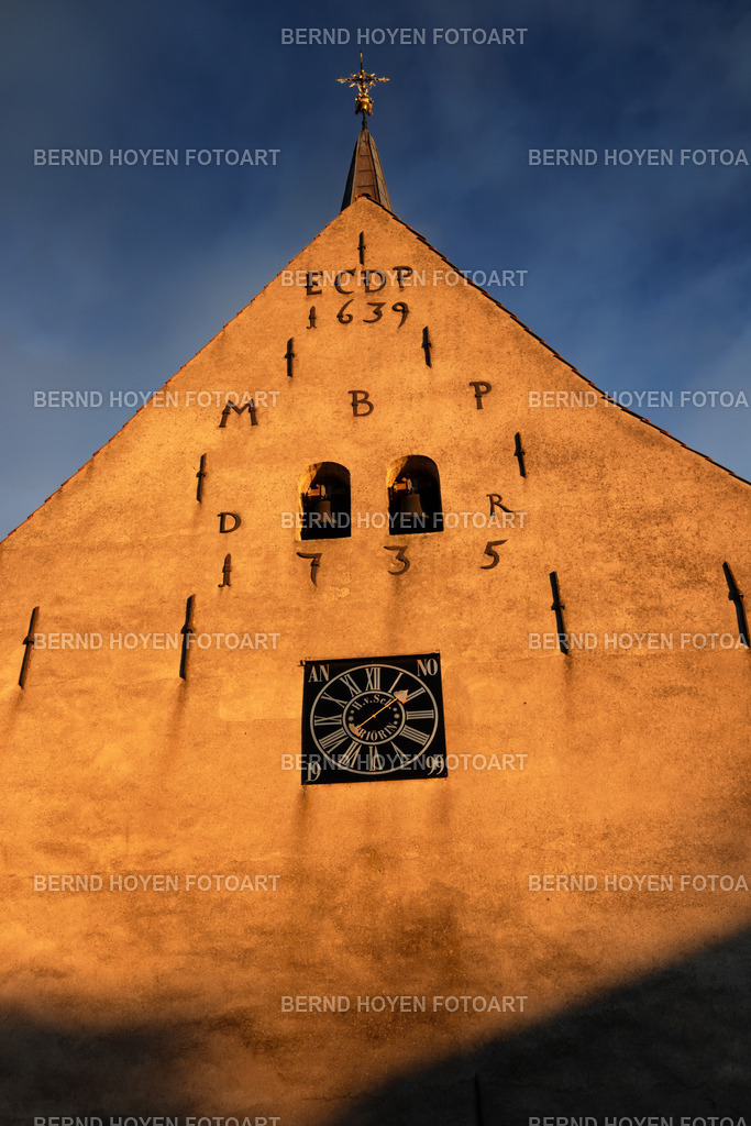 mystical facade | Foto eines alten Klosters in Schleswig (Schleswig-Holstein), Deutschland. Die Aufnahme der schönen Fassade des St. Johannis Klosters in Schleswig Holm habe ich nur leicht nachbearbeitet. | Photo of an old monastery in Schleswig (Schleswig-Holstein), Germany. I only slightly reworked the photo of the beautiful facade of the St. Johannis Monastery in Schleswig Holm. - Realisiert mit Pictrs.com