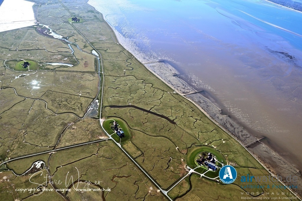 Wattenmeer, Fahrrinne und Priele - Hallig Langeneß | Entdecken Sie atemberaubende Luftbilder und Fotografien auf airwatch.de - Tauchen Sie ein in eine Welt voller faszinierender Aufnahmen aus der Vogelperspektive.