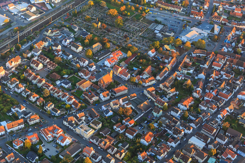 Luftbild: evang. Kirche und Friedhof in Gernsheim im Bundesland Hessen in Deutschland.Foto: IMG_075101.jpg vom 18.10.2014 durch Werner Riehm/FLY-FOTO.deAuflösung des Originals: 5472 x 3648 px