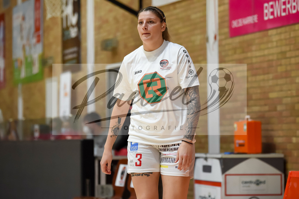 PANNOE20211010_001 | Basketball, Frauen: Samantha Fuehring (GiroLive-Panthers Osnabrueck) schaut beim Spiel der Toyota DBBL zwischen GiroLive-Panthers Osnabrueck und Eigner Angels Noerdlingen im datos – home of the panthers am 10.10.2021 in Osnabrueck, Deutschland. - Realisiert mit Pictrs.com