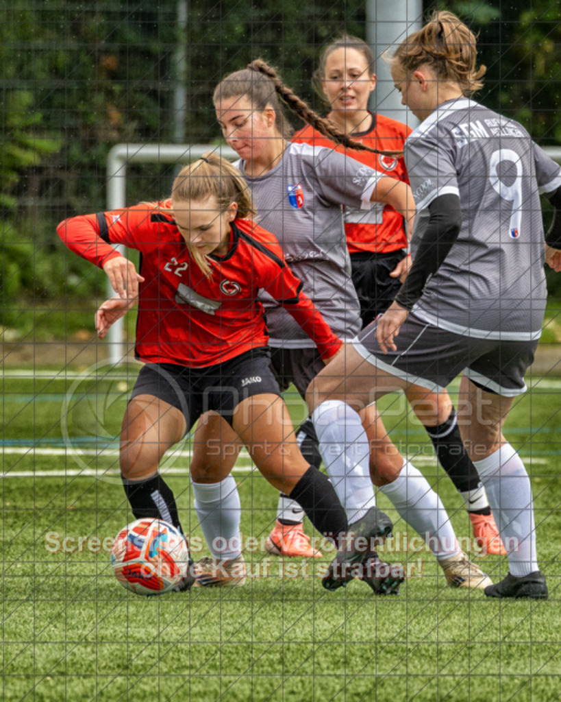 20251005_111749_0221-Bearbeitet-2 | #,1.Göppinger SV (rot) vs. SGM Aufhausen/Nellingen (grau), Fußball, Frauen-Regionenliga 3 - WfV, 04. Spieltag, Saison 2025/2026, Kunstrasenplatz Nord, Hohenstaufenstr. 116, 73033 Göppingen, 05.10.2025 - 11:00 Uhr,Foto: PhotoPeet-Sportfotografie/Peter Harich