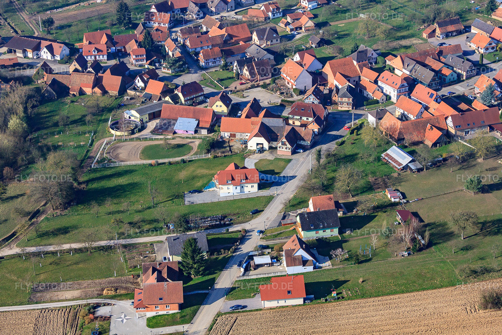 Luftbild: Ortsansicht aus Nordosten in Soultz-sous-Forêts im Bundesland Bas-Rhin in Frankreich. – Foto: IMG_62722.jpg vom 09.03.2014 durch Werner Riehm/FLY-FOTO.de – Auflösung des Originals: 4624 x 3083 px