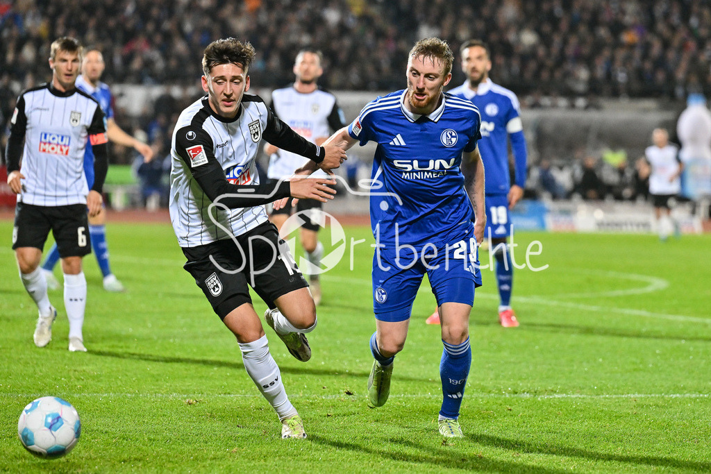 SSV Ulm 1846 Fussball - FC Schalke 04 | im Duell Jonathan MEIER (SSV Ulm #19) und Tobias MOHR (FC Schalke #29) / Zweikampf / 2. Bundesliga: SSV Ulm 1846 Fussball - FC Schalke 04, Donaustadion am 01.11.2024