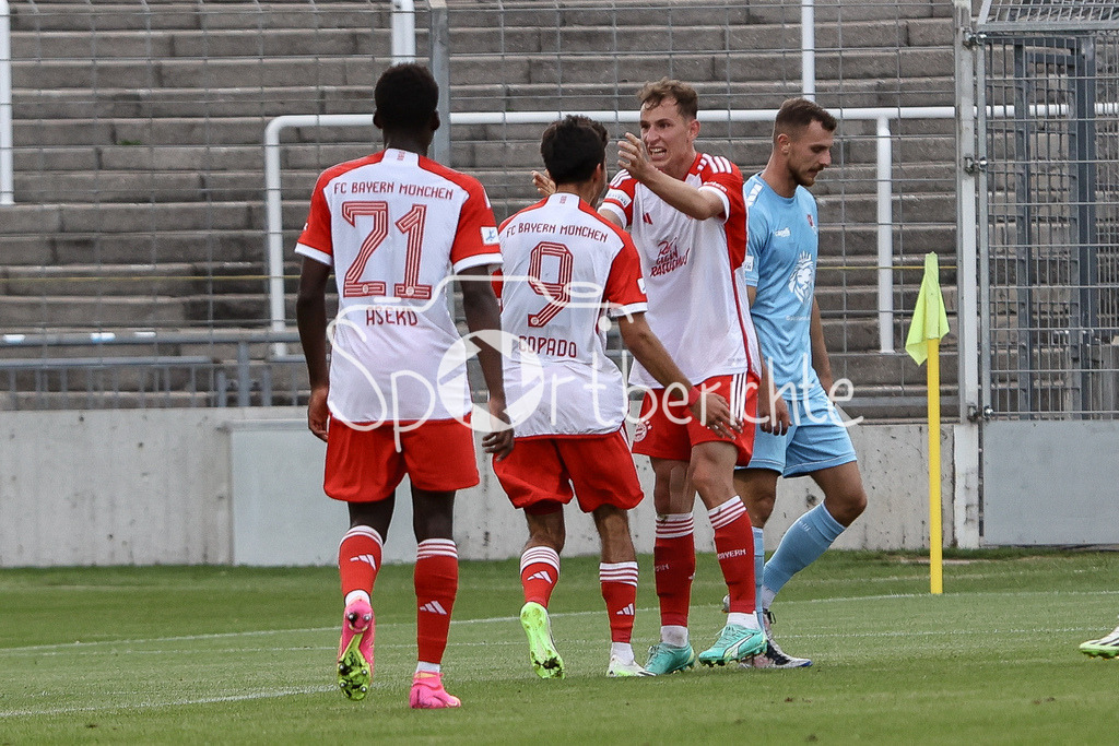 FC Bayern Amateure - Türkgücü München | Die Bayern jubeln ueber den Augsgleich zum 1-1 durch Lucas Fernando COPADO SCHROBENHAUSER (FCB #9) / Tor / Jubel