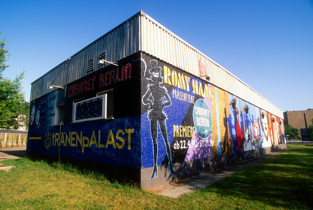 Tränenpalast Berlin | Berlin, Deutschland - February 11, 2010: Tränenpalast in Berlin. - Realisiert mit Pictrs.com