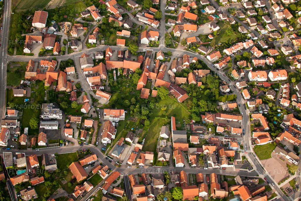 Vue aérienne: Vue du village à Kilstett dans le département Bas Rhin, France. Photo: IMG_28860.jpg prise le 14/06/2010 par Werner Riehm/FLY-FOTO.eu – Résolution de l'original: 4752 x 3168 px