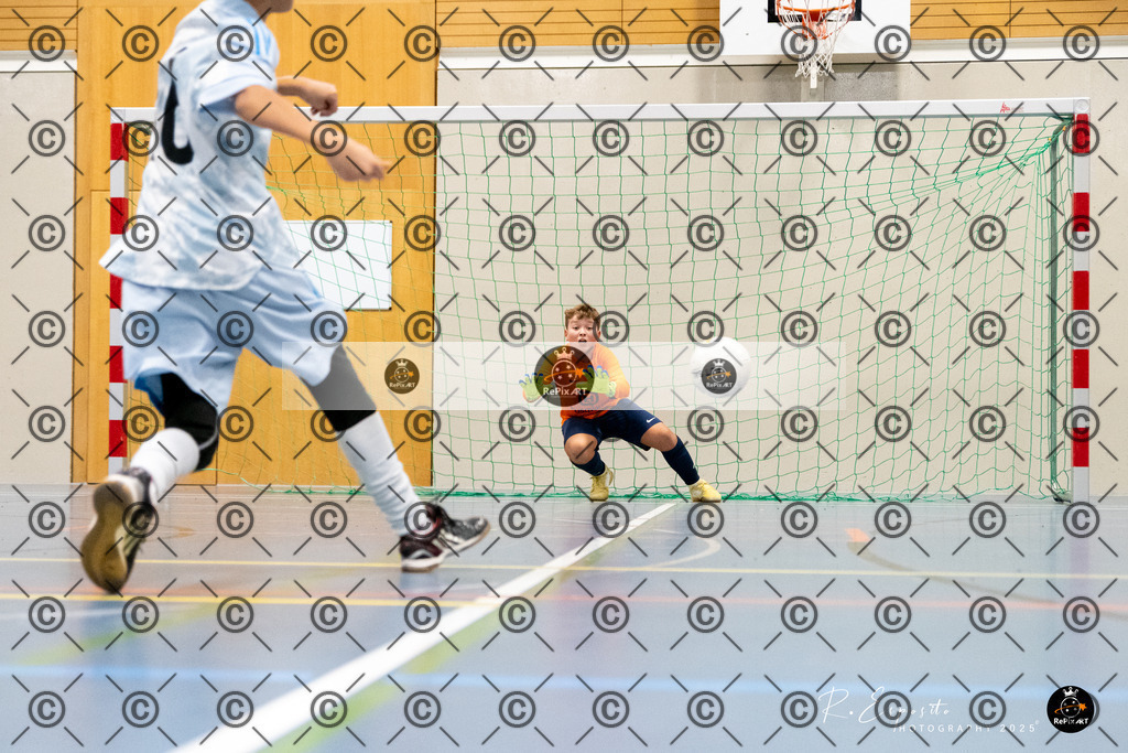 20251122_20251122_FCR-Hallenturnier-D-2_009-10 | Sport und Naturfotografie von Roberto Esposito zeigt echte Momente Bewegung und die Schönheit der Natur. Ausdrucksstarke Bilder schaffen Emotionen.