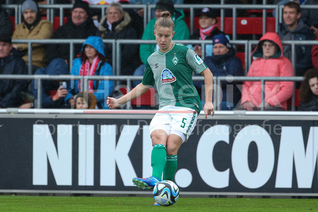 Fussball, Google Pixel Frauen-Bundesliga, RB Leipzig - SV Werder Bremen | v.li.: Michelle Ulbrich (SV Werder Bremen, 5) am Ball, Freisteller, Einzelbild, Ganzkörper, Aktion, Action, Spielszene, DIE DFB-RICHTLINIEN UNTERSAGEN JEGLICHE NUTZUNG VON FOTOS ALS SEQUENZBILDER UND/ODER VIDEOÄHNLICHE FOTOSTRECKEN. DFB REGULATIONS PROHIBIT ANY USE OF PHOTOGRAPHS AS IMAGE SEQUENCES AND/OR QUASI-VIDEO.
