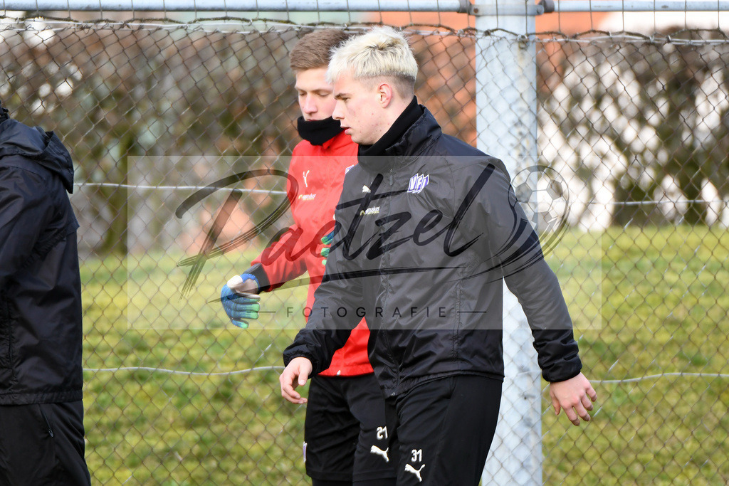 20200225_TRAOSN_0010 | Fussball, Herren: Niklas Schmidt (VfL Osnabrueck) schaut waehrend der Trainingseinheit des VfL Osnabrueck im Sportpark Illoshoehe am 25.02.2020 in Osnabrueck, Deutschland. - Realisiert mit Pictrs.com