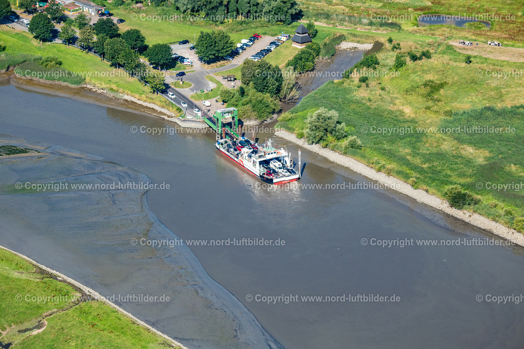 Wischhafen_Elbfähren_ELS_7348130822 | DROCHTERSEN 13.08.2022 Fahrt eines Fähr- Schiffes der " Elbfähre Glückstadt Wischhafen " in Wischhafen im Bundesland Niedersachsen, Deutschland. Weiterführende Informationen bei: FRS Elbfähre Glückstadt Wischhafen GmbH. // Driving a ferry ship of the "Elbfaehre Glueckstadt Wischhafen" in Wischhafen in the state Lower Saxony, Germany. Further information at: FRS Elbfaehre Glueckstadt Wischhafen GmbH. Foto: Martin Elsen