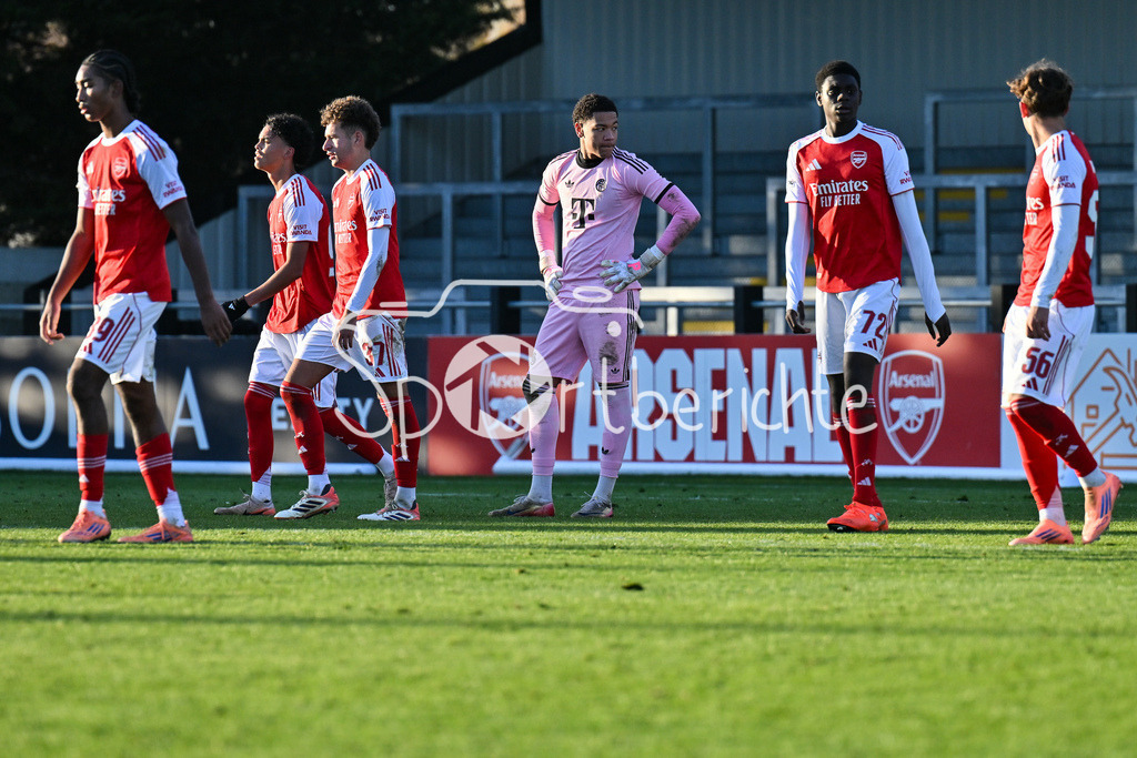 Arsenal London U19 - FC Bayern München U19 | BOREHAMWOOD, ENGLAND - 26. NOVEMBER: Jubel der Engländer nach dem Treffer zum 3-1 durch  Ceadach O`Neill (Arsenal FC U19 76) Tor / Torschuetze / Freude / Happy / beim Ligaspiel zwischen der U19 von Arsenal London und der U19 des FC Bayern München am 5. Spieltag der UEFA Youth League im Meadow Park am 26.11.2025