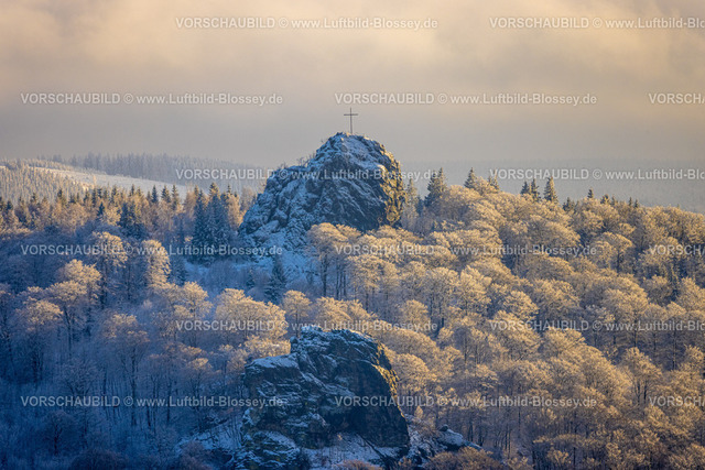 Olsberg231200753BruchhauserSteine | Luftbild, Bruchhauser Steine mit dem Feldstein und Gipfelkreuz, Sehenswürdigkeit in Winterlandschaft, Bruchhausen, Olsberg, Sauerland, Nordrhein-Westfalen, Deutschland
