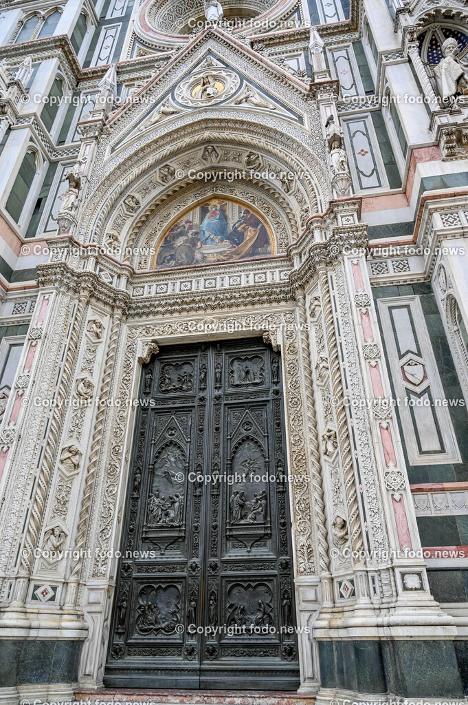 Italien_ Toscana_ Florenz_ 30.05.2024-240 | 30.05.2024, Italien, ITA, Toskana, Florenz im Bild Stadtansichten, Gebäude, Architektur, Touristen, Historisch, Souvenir, Altstadt, Museum, Statuen, Skulpturen, Piazza della Signoria, Statue David, Palazzo Vecchio, Neptunbrunnen, Piazza della Repubblica, Ponte Vecchio, Brücke, Uffizien, Kathedrale Santa Maria del Fiore, Arno, Fluß


Florenz, Firenze, ist eine italienische Großstadt. Nach Einwohnern ist sie die achtgrößte Stadt Italiens. Florenz ist die Hauptstadt sowie größte Stadt der Region Toskana und der Metropolitanstadt Florenz, in der etwa eine Million Menschen leben. Florenz ist für seine Geschichte berühmt. Leonardo da Vinci verbrachte große Teile seiner Jugend in Florenz, Michelangelo fand Unterschlupf in der Kirche der Medici, Galileo Galilei wohnte als Hofmathematiker in den Palästen der Medici. Von 1865 bis 1871 war die Stadt die Hauptstadt des neu gegründeten Königreichs Italien. Das historische Zentrum von Florenz zieht Jahr für Jahr Millionen von Touristen an. Die historische Innenstadt wurde von der UNESCO im Jahre 1982 zum Weltkulturerbe erklärt. 
Quelle: Wikipedia
