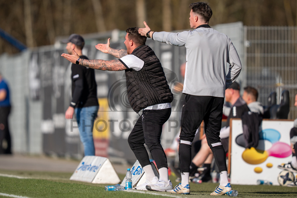SG Sonnenhof Großaspach vs. KSV Hessen Kassel, Fussball, Regionalliga Südwest, 23. Spieltag, Saison 2025/2026, 07.03.2026 | Pascal Reinhardt (Trainer SG Sonnenhof Großaspach) und Patrick Ziegler (Co-Trainer SG Sonnenhof Großaspach),SG Sonnenhof Großaspach vs. KSV Hessen Kassel, Fussball, Regionalliga Südwest, 23. Spieltag, Saison 2025/2026, 07.03.2026Foto: photosbyphips/Philip Ziegler