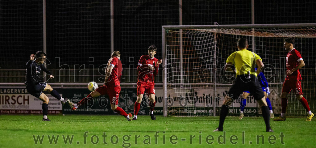 2023-10-27_035_VfB_Hallbergmoos_gegen_FC_Schwaig | Hallbergmoos, Deutschland, 27.10.2023:
Fußball, Landesliga Südost 2023 / 2024, 18. Spieltag, VfB Hallbergmoos gegen FC Schwaig, Endergebnis: 2:3

Vincent Sommer (FC Schwaig, #10), Florian Schmuckermeier (VfB Hallbergmoos, #6), Carl Opitz (VfB Hallbergmoos, #4)

Foto: Christian Riedel / fotografie-riedel.net