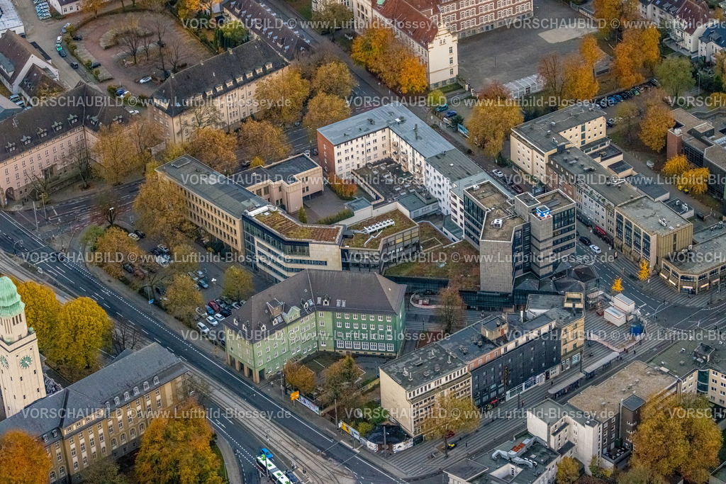 Gelsenkirchen231103281 | Luftbild, Buer-City Rathausplatz mit Gebäude der IHK Nord Westfalen und Volksbank, umgeben von herbstlichen Laubbäumen, Buer, Gelsenkirchen, Ruhrgebiet, Nordrhein-Westfalen, Deutschland