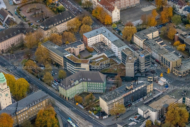 Gelsenkirchen231103281 | Luftbild, Buer-City Rathausplatz mit Gebäude der IHK Nord Westfalen und Volksbank, umgeben von herbstlichen Laubbäumen, Buer, Gelsenkirchen, Ruhrgebiet, Nordrhein-Westfalen, Deutschland