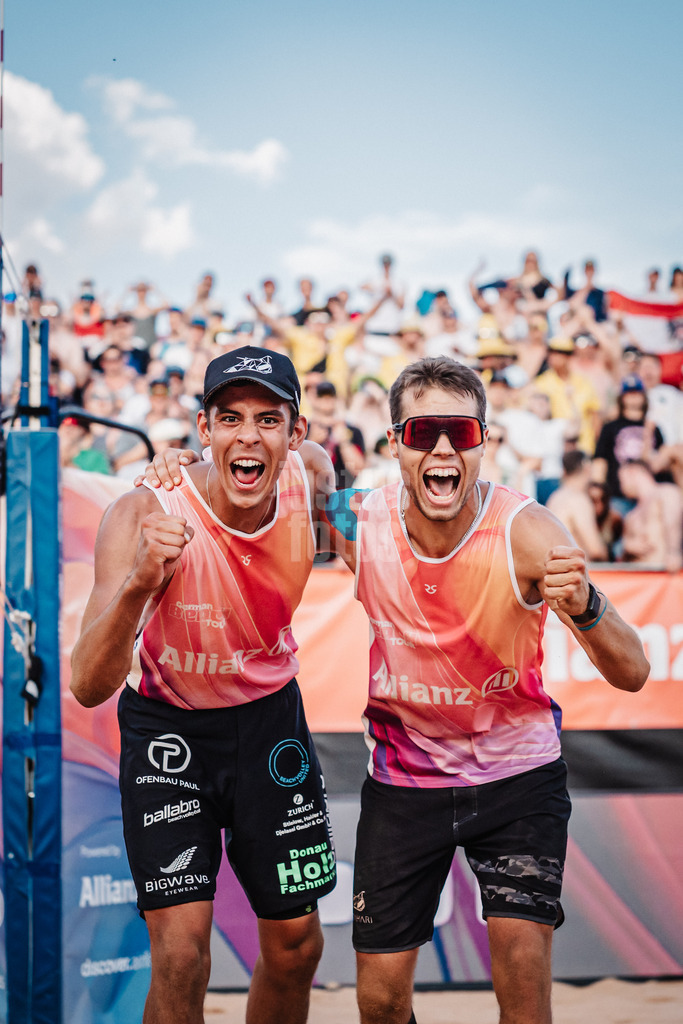 Beachvolleyball | Männer | Allianz German Beach Tour 2025 | Tourstop München | 05.07.2025 | v.l. Valentin Schneckenburger und Yannick Bibelriether jubeln nach dem Sieg
