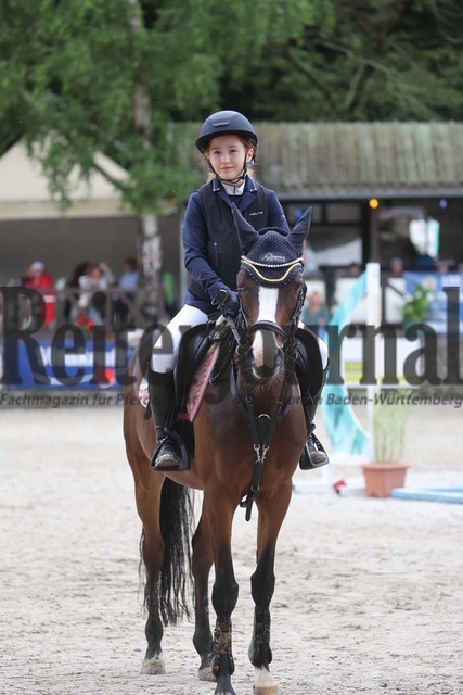 Ichenheim_2024_Prfg.Nr.26_Stilspring-WB_60cm_Mira Alshehab (1) | Alle Fotos der Reiterjournal Fotografin Doris Matthaes im Reiterjournal Online-Fotoshop. - Realisiert mit Pictrs.com