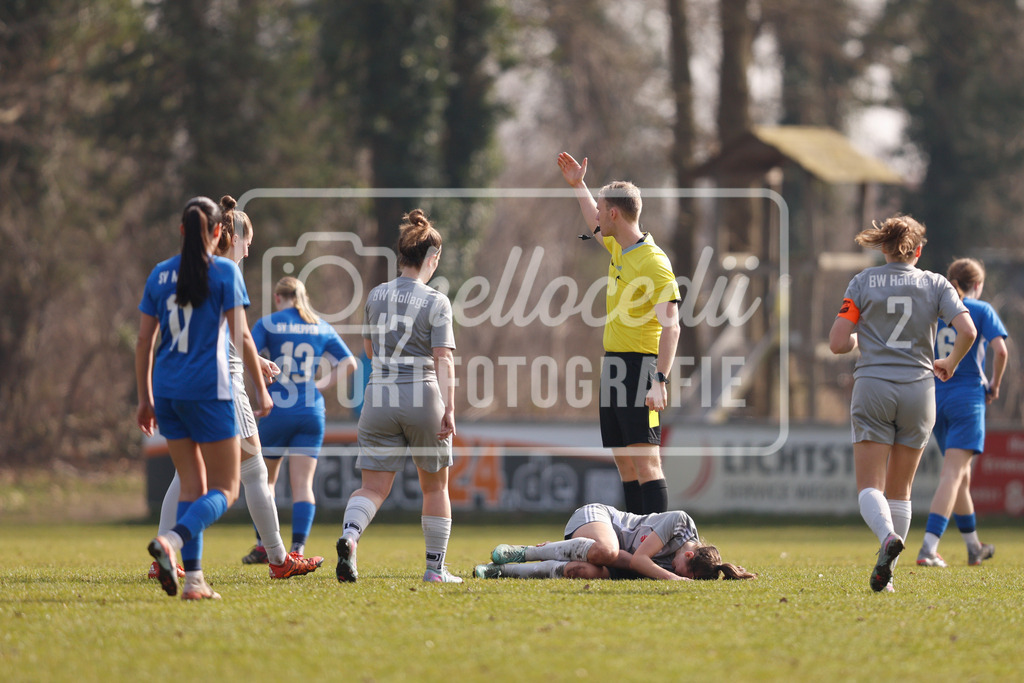 Fußball I Frauen I Saison 2025-2026 I Oberliga Niedersachsen I 15. Spieltag I SV Meppen 1912 e.v. U20 2 - BW Hollage -76 | Florian Buß (Schiedsrichter) Ruft Hollage zur Behandlung herbei und erkundigt sich bei Stefanie Gühmann (9, BW Hollage) nach dem Wohlbefinden. - Realisiert mit Pictrs.com